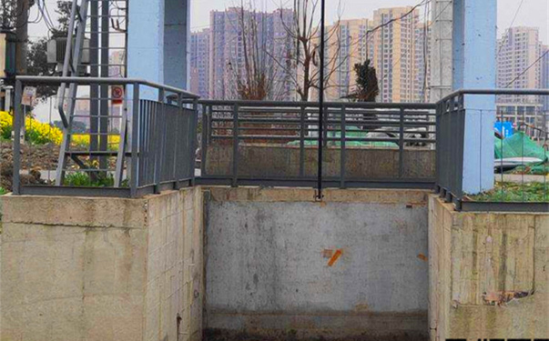 閘門的結(jié)構(gòu)的型式及布置(圖1) 1-1Z619121405212_副本.jpg