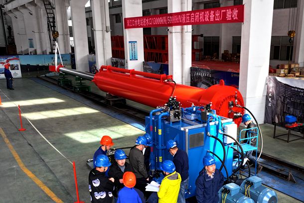 20231130 雙江口公司人員現場開展進水口快速閘門液壓啟閉機出廠驗收 大渡河雙江口世界最大液壓啟閉機通過驗收(圖1)